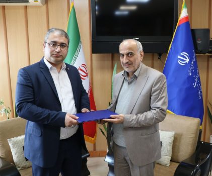 لوح واحد برتر تحقیق و توسعه سال ۱۴۰۱ به دکتر اسحق جمال امیدی مدیر عامل شرکت سیمان خزر اعطاء گردید