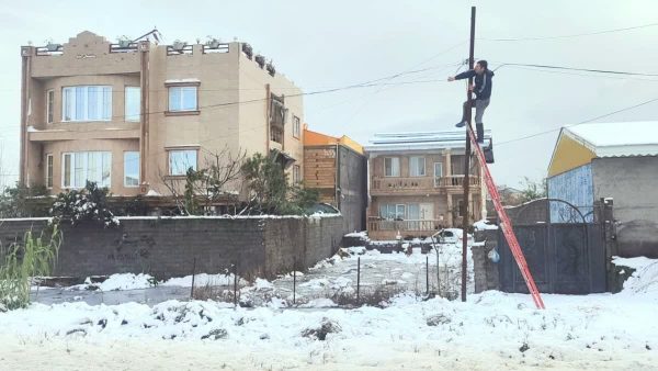 حفظ پایداری زیرساخت‌های ارتباطی شهرستان املش در پی شرایط جوی سرد و بارش برف