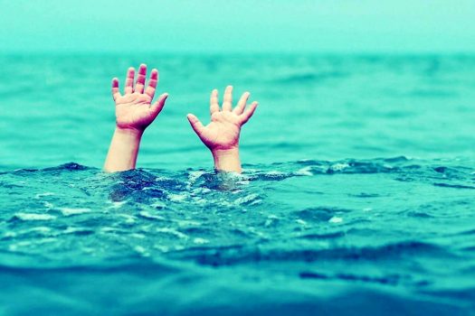 نجات پدر و دختر مشهدی از غرق شدگی در سواحل رودسر توسط عوامل امدادی جمعیت هلال احمر