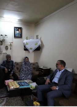 دیدار رئیس شورای اسلامي شهر رشت با خانواده شهید علی منصف