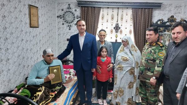 دلجویی سرهنگ رضا اکبری از مصدومان درگیری با قاچاقچیان چوب دلجویی سرهنگ رضا اکبری از مصدومان درگیری با قاچاقچیان چوب
