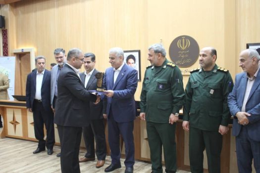 تجلیل از دکتر اسحق جمال امیدی مدیر عامل و نائب رئیس هیئت مدیره شرکت سیمان خزر بعنوان کارفرمای برتر و مدیر واحد نمونه کارخانجات استان گیلان تجلیل از دکتر اسحق جمال امیدی مدیر عامل و نائب رئیس هیئت مدیره شرکت سیمان خزر بعنوان کارفرمای برتر و مدیر واحد نمونه کارخانجات استان گیلان