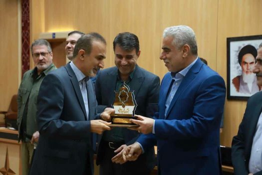 اداره کل بیمه سلامت استان گیلان موفق به دریافت لوح تقدیروتندیس«دستگاه برتر» شد