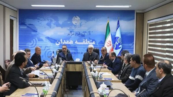 مهندس سلطانی در دیدار با مدیران منطقه مخابراتی همدان ، بر ایجاد تحولات ساختاری در حوزه های راهبردی شرکت تاکید کرد مهندس سلطانی در دیدار با مدیران منطقه مخابراتی همدان ، بر ایجاد تحولات ساختاری در حوزه های راهبردی شرکت تاکید کرد