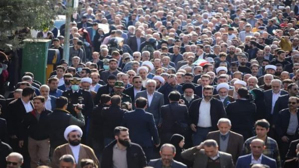 حضور گسترده مدیران و کارکنان و بسیجیان مخابرات منطقه گیلان در راهپیمایی عظیم ۲۲ بهمن در رشت
