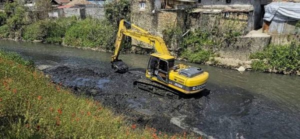 آغاز عملیات لایروبی رودخانه های شهر رشت آغاز عملیات لایروبی رودخانه های شهر رشت