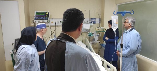 حضور رئیس دانشگاه علوم پزشکی گیلان بر بالین مصدوم حادثه انفجار انزلی در بیمارستان ولایت