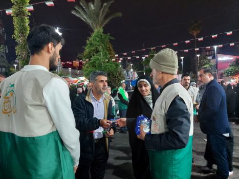 توزیع متبرکات حرم رضوی در اجتماع شب میلاد امام رضا(ع) در رشت