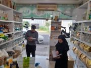 بیش از ۳۰ لیتر عرقیات تاریخ‌گذشته از عطاری‌های لنگرود جمع‌آوری و معدوم شد